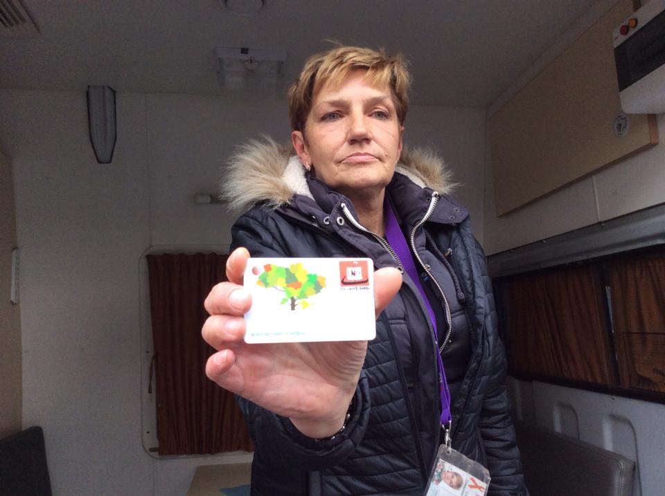 Татьяна показывает карточку получателя услуг «Клуба «Эней»