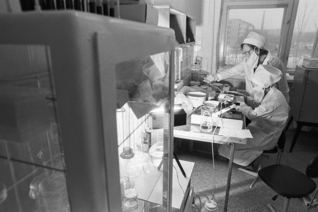 Лаборатория по выявлению СПИДа в Элисте, 1989 год. Фото: Константин Тарусов / Фотохроника ТАСС