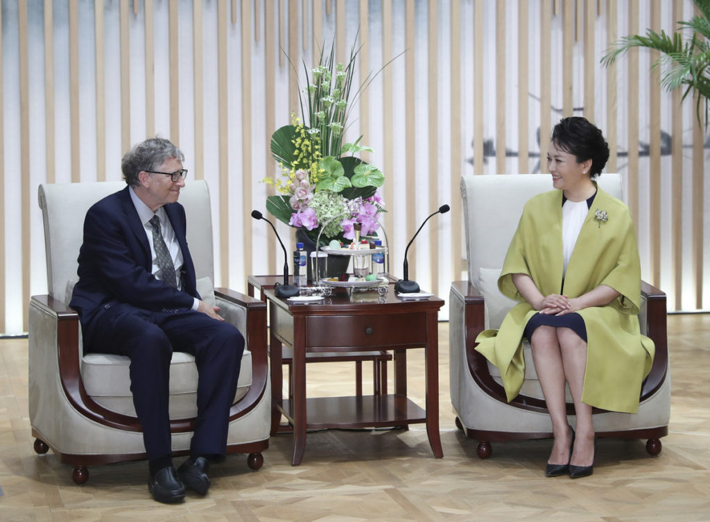 Пэн Лиюань и Билл Гейтс. Фото: Xie Huanchi/Xinhua