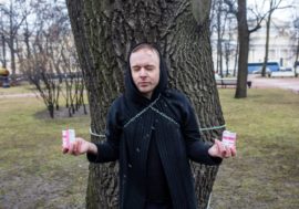 В Санкт-Петербурге ВИЧ-позитивный активист приковал себя к дереву и облился боярышником